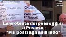 La protesta dei passeggini a Pesaro: 