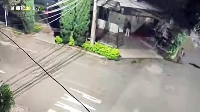 Mujeres retenidas en medio de un robo en Laureles Dos hombres capturados con $10 millones