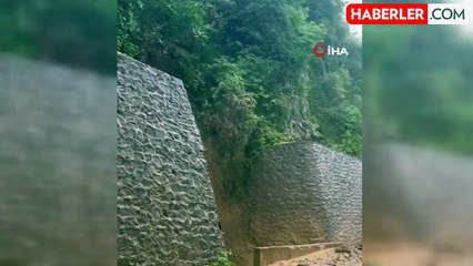 Trabzon'da düşen kayalar yolu trafiğe kapattı
