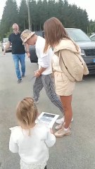 Incroyable et émouvante scène à Spa: Brad Pitt a répondu à l’appel d’enfants qui l’attendaient