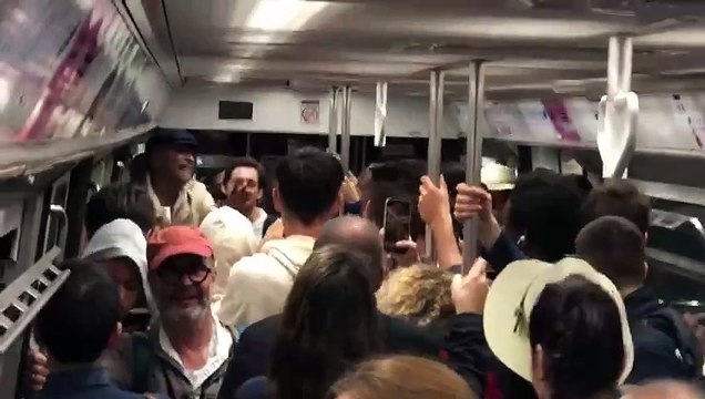 Yannick Noah improvise un concert dans le métro parisien après la cérémonie d'ouverture des JO de Paris 2024