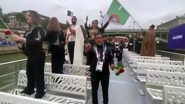 La délégation algérienne rend hommage aux noyés de 1961 lors de la cérémonie d’ouverture des JO de #Paris2024