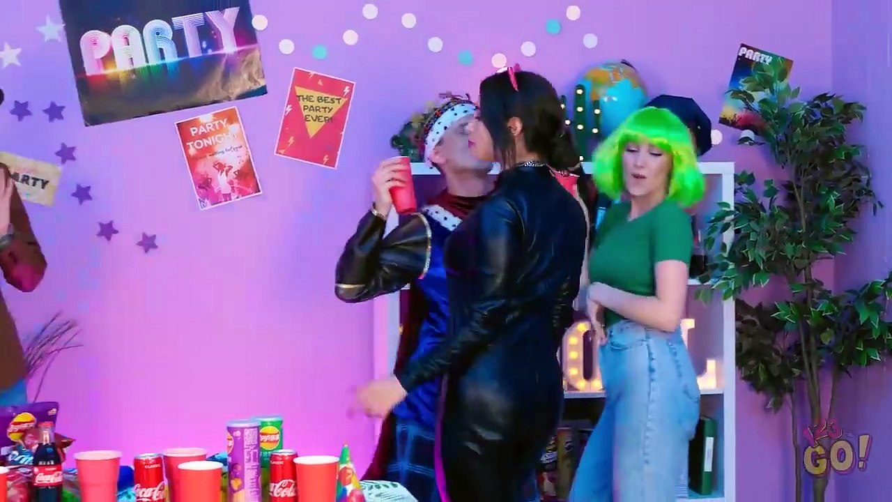 WOW RICH STUDENTS VS BROKE STUDENTS HACKS  Awesome School Situations, DIY And Hacks by 123 GO