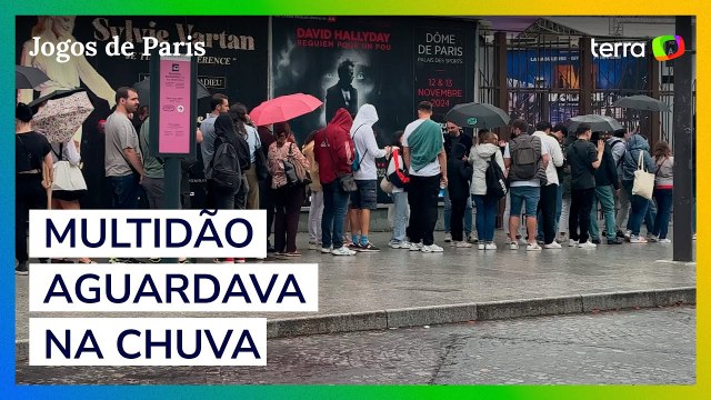 Público enfrenta fila sob chuva para acessar local de competições dos Jogos de Paris