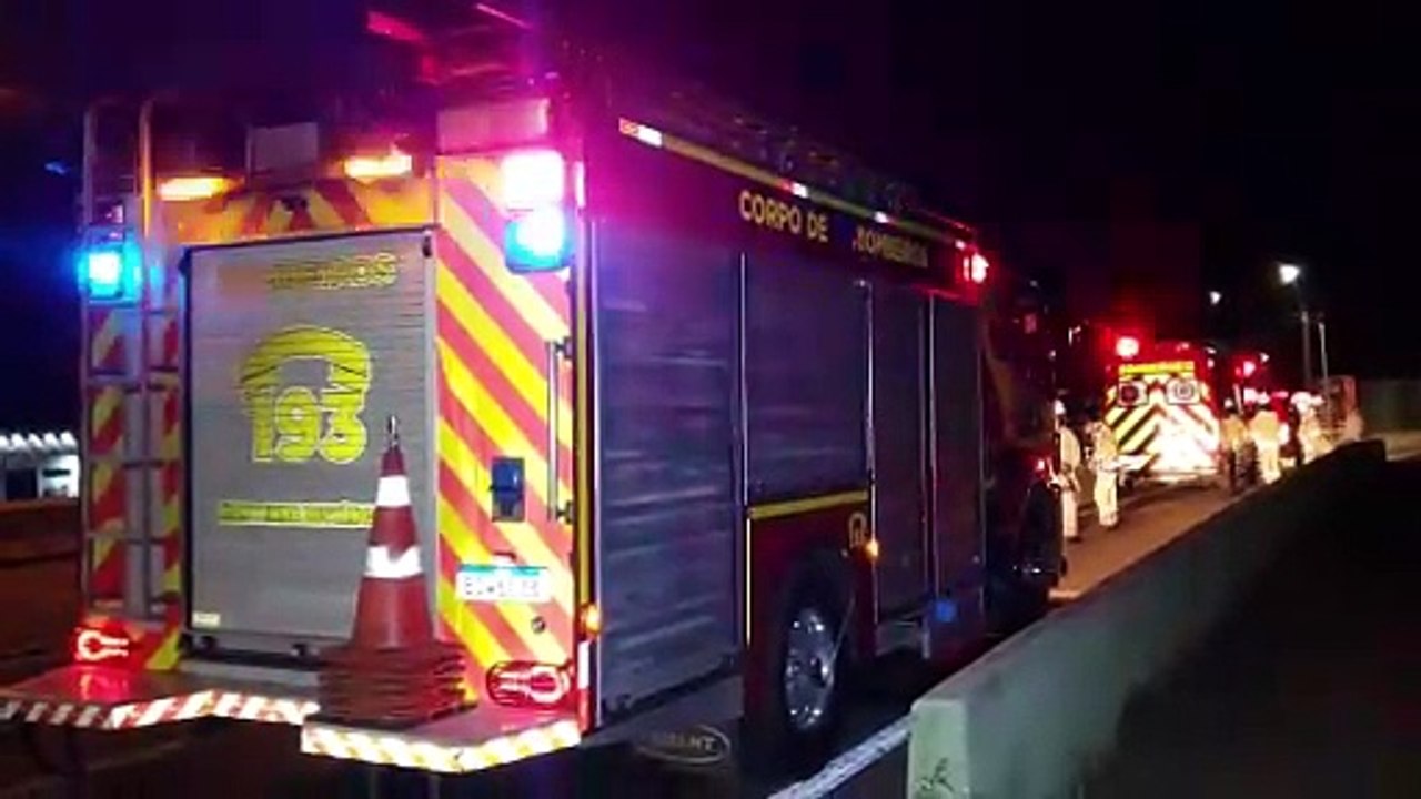 Bombeiros resgatam vítima de tentativa de suicídio no viaduto da Av. Rocha Pombo