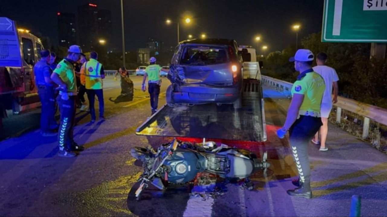 Ümraniye'de motosiklet duran otomobile çarptı, 1 kişi öldü