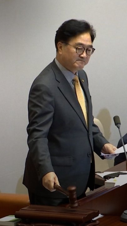 거야, 방송법 새벽에 본회의 강행 처리…與필리버스터 강제 종결