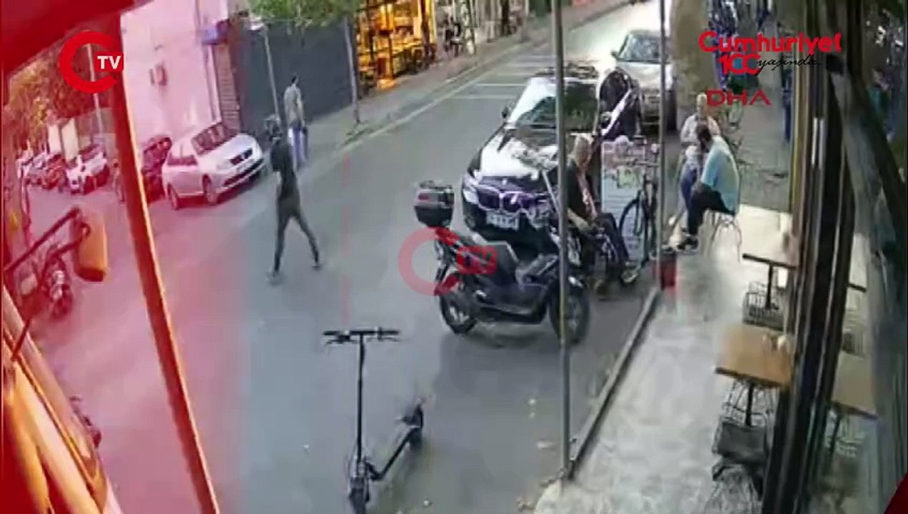 Sarıyer'de, dükkanın önünde arkadaşlarıyla otururken silahlı saldırıya uğradı olay anı kamerada