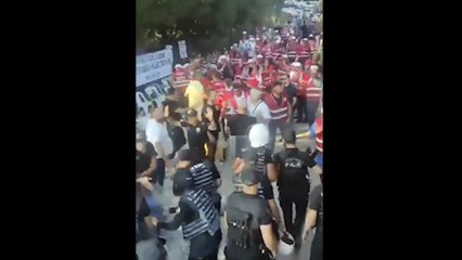 100’den fazla işçinin çıkarıldığı fabrikada direnen işçilere polis müdahalesi!