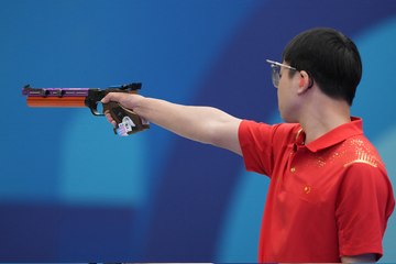 الصيني يو تشي يحرز ذهبية الرماية للرجال في المسدس الهوائي 10 أمتار