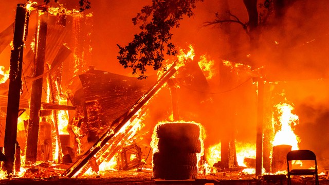 Un superincendio provocado en California destruye 134 edificios en dos días, obliga al desalojo de miles de personas y moviliza a 2.400 bomberos