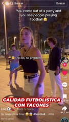 Una chica en tacones deja alucinados a un grupo de chicos