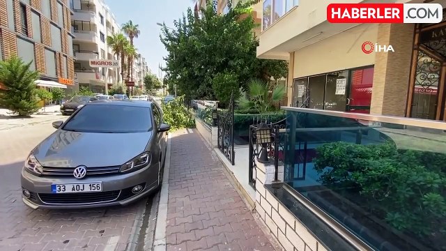 Arkadaşıyla sohbet ederken üstüne 500 litrelik su deposu düştü