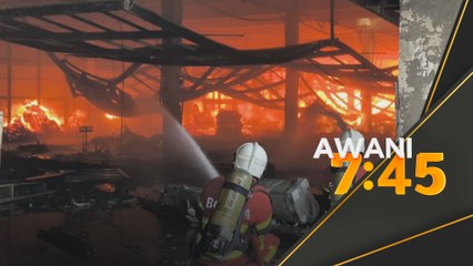 Tiga kilang perabot di Sungai Buloh hangus terbakar