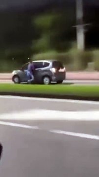 Un voleur de smartphone pris à son propre piège par un conducteur