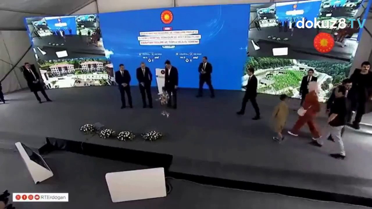 Erdoğan elini öpmeyen çocuğa önce tokat attı, sonra harçlık verdi