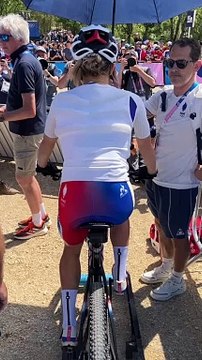 Dernier échauffement pour Loana Lecomte puis Pauline Ferrand-Prevot en VTT