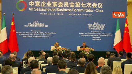 Video herunterladen: Applauso per Meloni al termine del suo intervento al Business forum in Cina