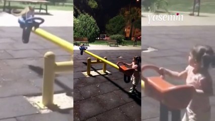 Yürekleri ısıtan anlar! Kediyi önce tahterevalliye bindirdi sonra da salıncakta salladı