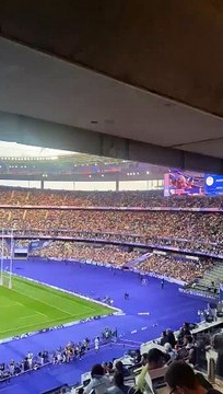 Le Stade de France chante en chœur Non, je ne regrette rien d’Édith Piaf.