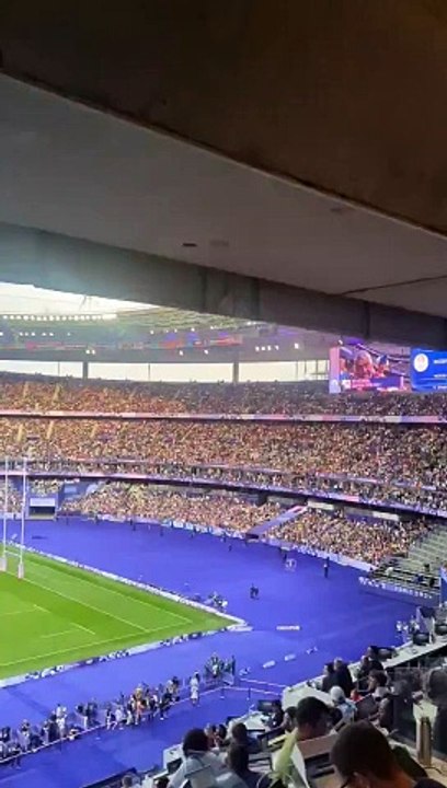 Le Stade de France chante en chœur "Non, je ne...