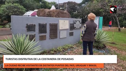 Turistas disfrutan de la costanera de Posadas