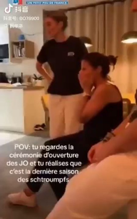 pov tu regardes les cérémonies Des JO tu réalises saisons de Schtroumpfs :