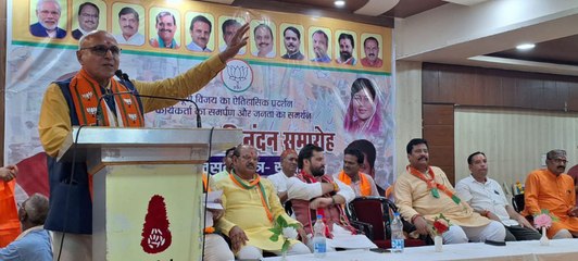 मतदाताओं पर पुष्पवर्षा कर किया सम्मानित