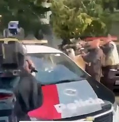 motorista de Porsche que matou motociclista chega à delegacia e é confrontado por pai da vítima