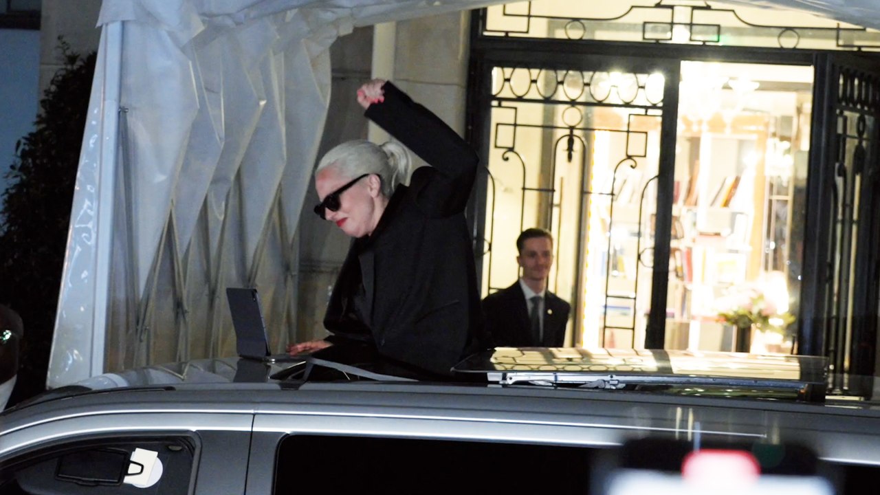 Lady Gaga dévoile deux morceaux de son prochain album, devant des fans survoltés à Paris