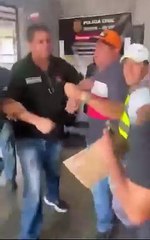 Pai de vítima fatal parte para cima de motorista de Porsche em delegacia