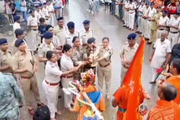 कांवड़ियों का स्वागत छत्तीसगढ़ पुलिस ने आरती उतारकर किया, पुष्प वर्षा भी की