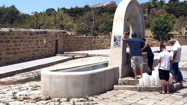 Siccità ad Agrigento: in fila alle 6 del mattino per riempire una tanica. E poi c'è la condotta che perde acqua senza che nessuno intervenga