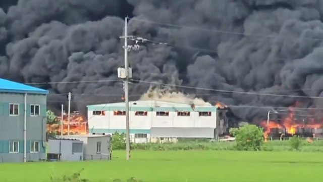 경기 화성시 공장에서 큰불...12시간 넘게 진화 작업 / YTN