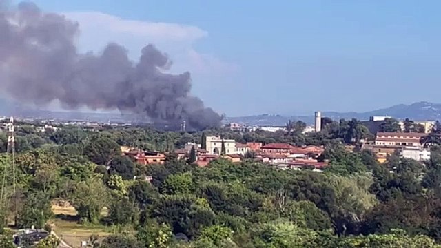 Roma: ancora un incendio al Tiburtino, nube di fumo su Casal de' Pazzi e sul parco dell'Aniene