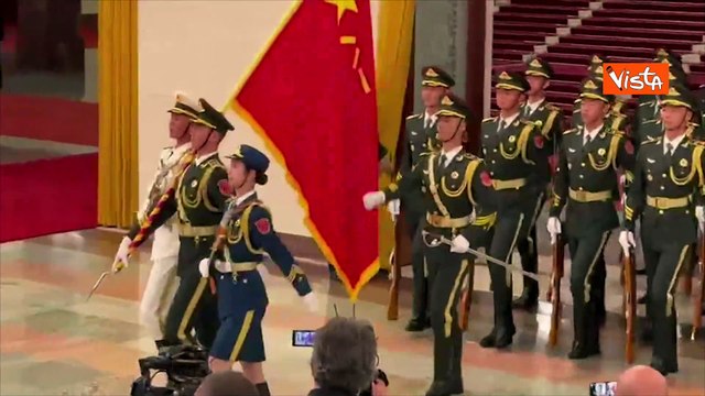 I soldati entrano nella sala dell'incontro Meloni-Li Qiang nel Palazzo del Popolo di Pechino