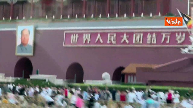 Ecco Piazza Tienanmen in Cina con le bandiere italiane per la visita di Meloni
