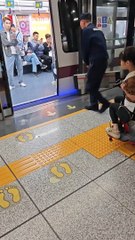 The process of MRT staff assisting disabled people to board the MRT