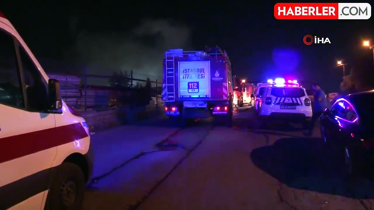 Ümraniye'de atık kağıt geri dönüşüm tesisinde çıkan yangın söndürüldü