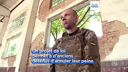 Des détenus ukrainiens prennent les armes contre la Russie