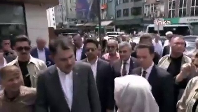 Kurum, emekli maaşını soran yaşlı kadına alışveriş kartı verdi
