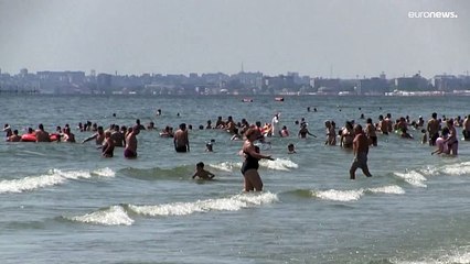 شاهد: الشواطئ الرومانية تعج بالسياح مع ارتفاع درجات الحرارة