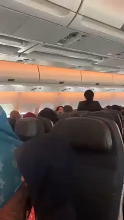 La #cheffe de #bord du vol Air Canada AC 73 #Casablanca  - #Montréal crie sur certains des 296 passagers réclamant des #couvertures. Résultats : vol annulé et une indemnisation de 1000 $ aux passagers