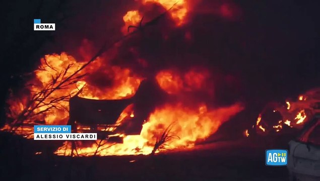 Maxi incendio a Roma, sfollate 80 persone e due bambini in ospedale