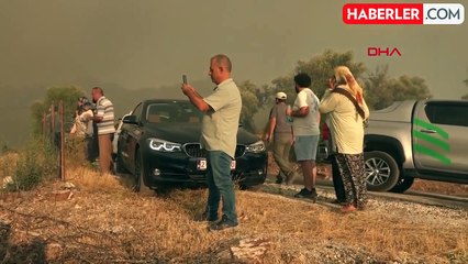 Antalya'da orman yangınında evlerinden tahliye edilen vatandaşlar araçlarında geceledi