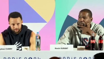 Video herunterladen: Kevin Durant loved this answer from Stephen Curry at their Olympics Press Conference(1080P_HD)