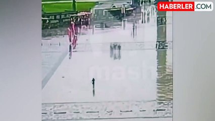 Moskova'da parkta oturan üç kişinin üstüne yıldırım düştü: 1 kişi öldü, 2 kişi ağır yaralandı