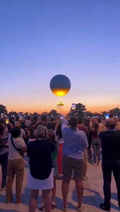 Magique : La vasque olympique qui s’envole à Paris.