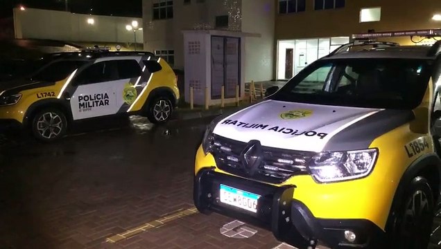 Jovem é detido pela PM após agredir a namorada com socos em casa noturna