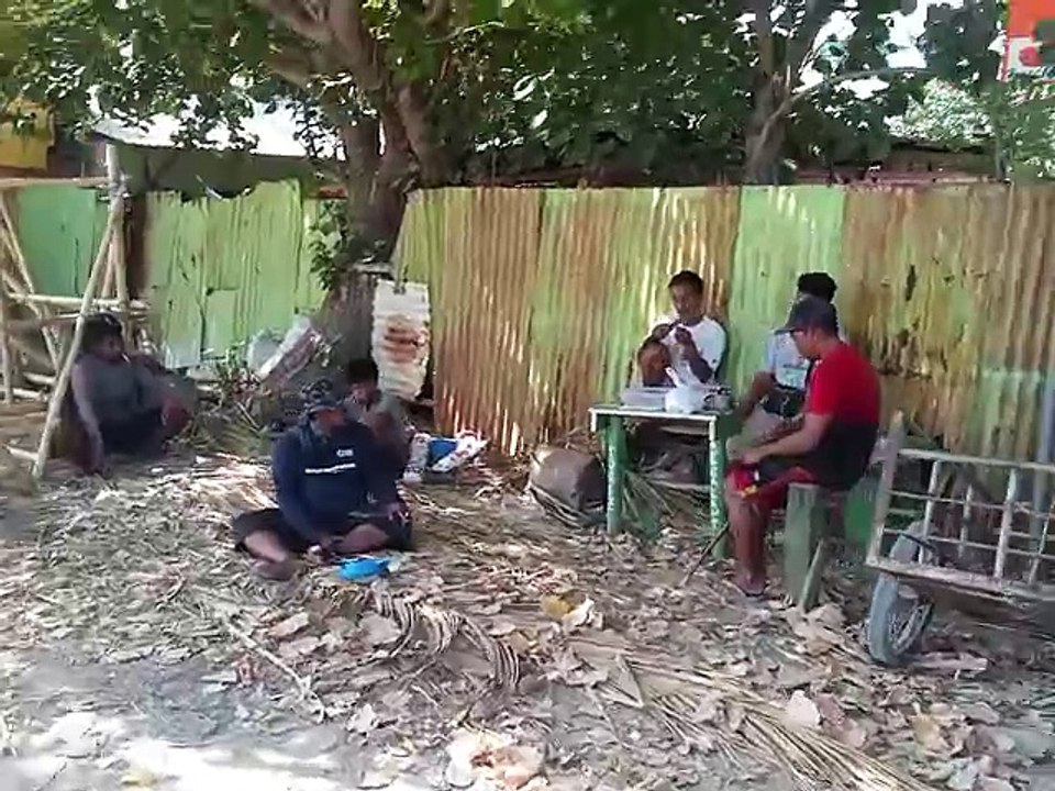 Nelayan Membuat Rumpon untuk Hadapi Dampak Perubahan Iklim